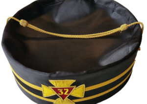 Toque REAA 32e degré Sublime Prince du Royal Secret Toque REAA noire 32e degré avec triangle rouge brodé 32 et galons dorés